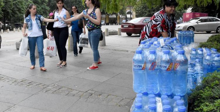 На 4 места в София раздават вода заради жегите